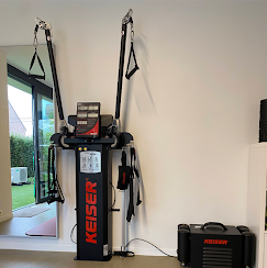 Loopband en trainingsmateriaal aan het raam